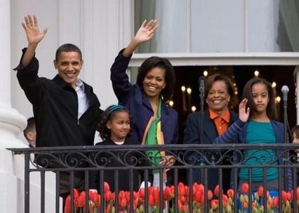 Verified real photograph: the Obama family and Michelle Obama’s mother, Marian Robinson, waving from the South Portico of the White House on April 13, 2009.